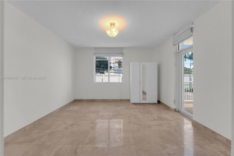 Condo in Miami Beach, Florida, 2 bedrooms № 2091212 - photo 15