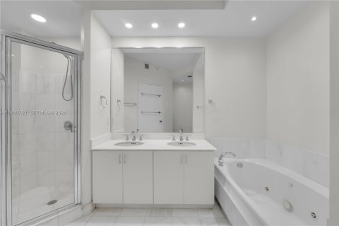 Condo in Miami Beach, Florida, 2 bedrooms № 2091212 - photo 19