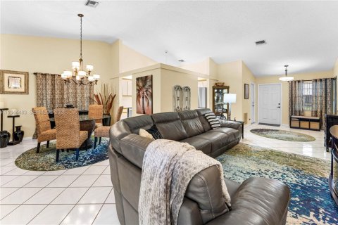 Casa en venta en West Palm Beach, Florida, 2 dormitorios, 141.12 m2 № 2002956 - foto 4