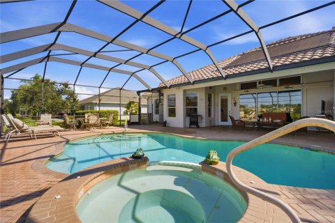House in Weeki Wachee, Florida 3 bedrooms, 226.59 sq.m. № 2322429 - photo 3