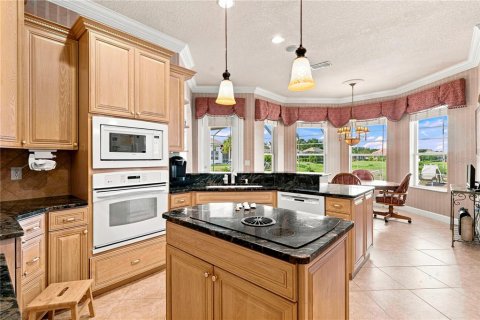 House in Weeki Wachee, Florida 3 bedrooms, 226.59 sq.m. № 2322429 - photo 5