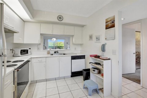 Купить кондоминиум в Пемброк-Пайнс, Флорида 2 спальни, 85.47м2, № 2021792 - фото 6