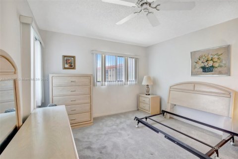 Купить кондоминиум в Пемброк-Пайнс, Флорида 2 спальни, 85.47м2, № 2021792 - фото 17