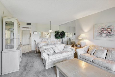 Купить кондоминиум в Пемброк-Пайнс, Флорида 2 спальни, 85.47м2, № 2021792 - фото 15