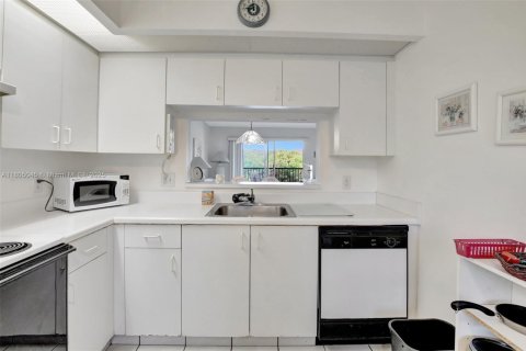 Купить кондоминиум в Пемброк-Пайнс, Флорида 2 спальни, 85.47м2, № 2021792 - фото 7