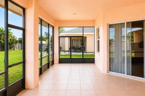 House in Port St. Lucie, Florida 4 bedrooms, 186.55 sq.m. № 2385557 - photo 12