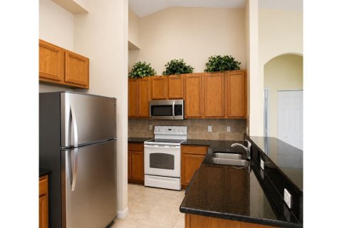House in Port St. Lucie, Florida 4 bedrooms, 186.55 sq.m. № 2385557 - photo 3
