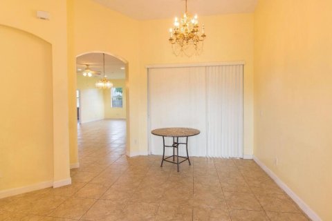 House in Port St. Lucie, Florida 4 bedrooms, 186.55 sq.m. № 2385557 - photo 2