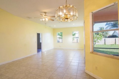 House in Port St. Lucie, Florida 4 bedrooms, 186.55 sq.m. № 2385557 - photo 5