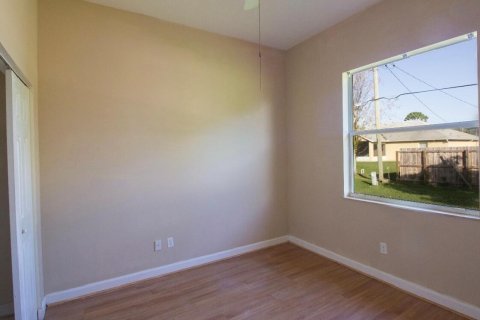 House in Port St. Lucie, Florida 4 bedrooms, 186.55 sq.m. № 2385557 - photo 7