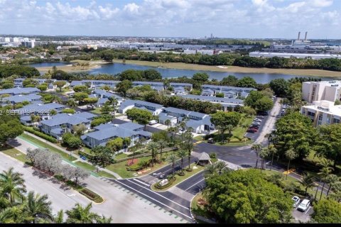 Adosado en venta en Doral, Florida, 3 dormitorios, 168.06 m2 № 2075496 - foto 21