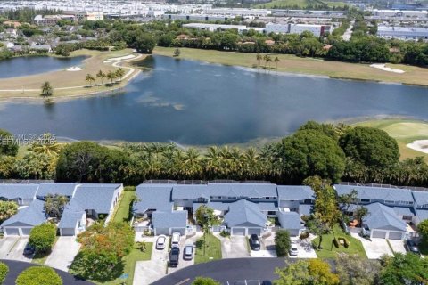 Adosado en venta en Doral, Florida, 3 dormitorios, 168.06 m2 № 2075496 - foto 20