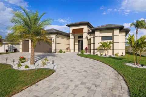 Villa ou maison à vendre à Cape Coral, Floride: 3 chambres, 205.59 m2 № 1525408 - photo 2