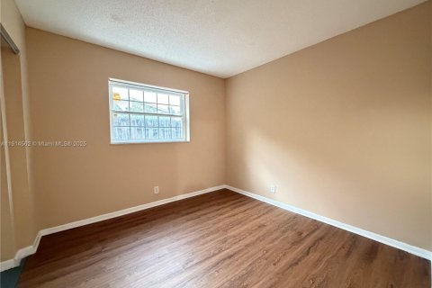 Снять в аренду виллу или дом в Норт-Лодердейл, Флорида 5 спален, 137.5м2, № 1970032 - фото 8