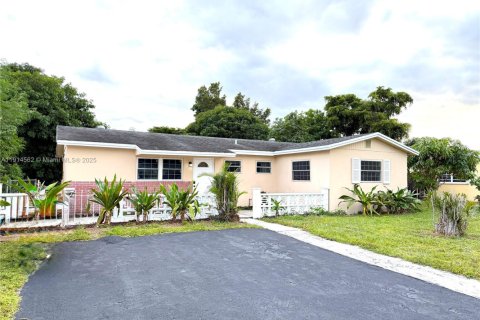 Снять в аренду виллу или дом в Норт-Лодердейл, Флорида 5 спален, 137.5м2, № 1970032 - фото 1