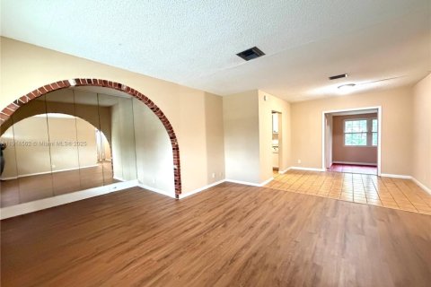 Снять в аренду виллу или дом в Норт-Лодердейл, Флорида 5 спален, 137.5м2, № 1970032 - фото 2