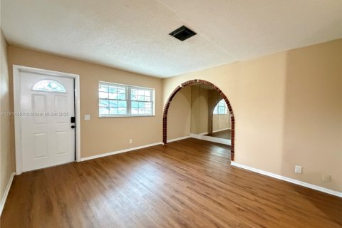 Снять в аренду виллу или дом в Норт-Лодердейл, Флорида 5 спален, 137.5м2, № 1970032 - фото 3