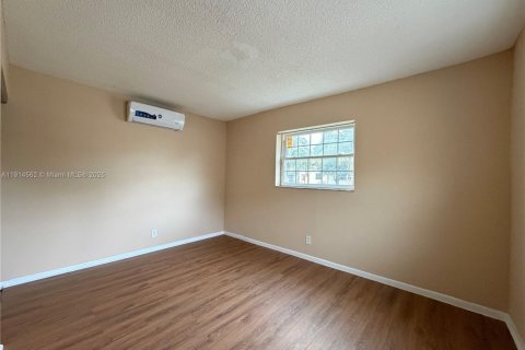 Снять в аренду виллу или дом в Норт-Лодердейл, Флорида 5 спален, 137.5м2, № 1970032 - фото 6