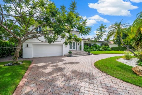 House in Miami Shores, Florida 4 bedrooms, 394.56 sq.m. № 1945175 - photo 3