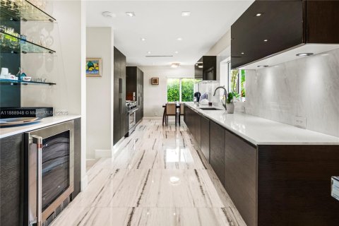 House in Miami Shores, Florida 4 bedrooms, 394.56 sq.m. № 1945175 - photo 19