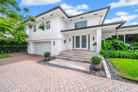 House in Miami Shores, Florida 4 bedrooms, 394.56 sq.m. № 1945175 - photo 10