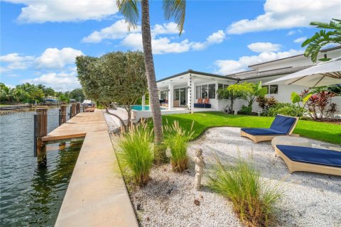 House in Miami Shores, Florida 4 bedrooms, 394.56 sq.m. № 1945175 - photo 1