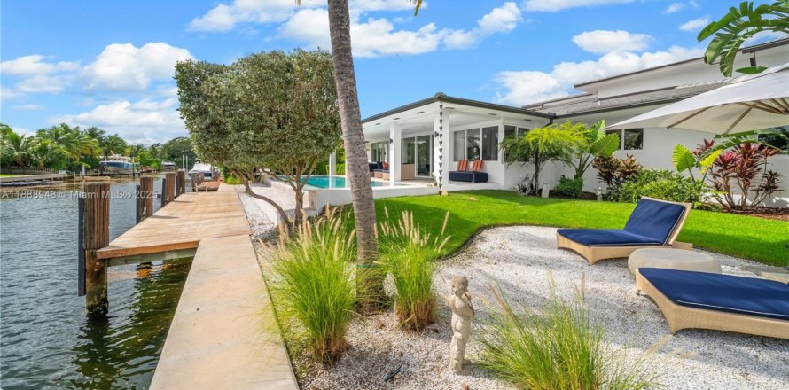 House in Miami Shores, Florida 4 bedrooms, 394.56 sq.m. № 1945175