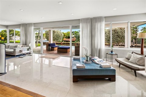 House in Miami Shores, Florida 4 bedrooms, 394.56 sq.m. № 1945175 - photo 23