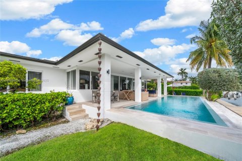 House in Miami Shores, Florida 4 bedrooms, 394.56 sq.m. № 1945175 - photo 16