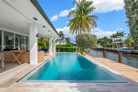 House in Miami Shores, Florida 4 bedrooms, 394.56 sq.m. № 1945175 - photo 12