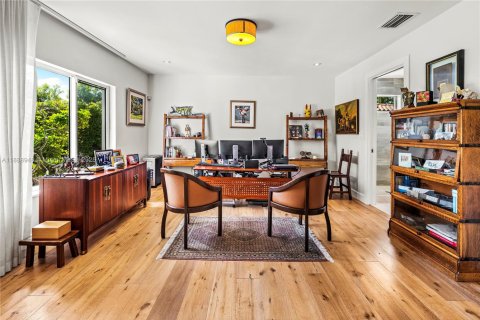 House in Miami Shores, Florida 4 bedrooms, 394.56 sq.m. № 1945175 - photo 8