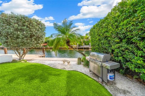 House in Miami Shores, Florida 4 bedrooms, 394.56 sq.m. № 1945175 - photo 18
