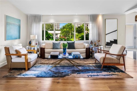 House in Miami Shores, Florida 4 bedrooms, 394.56 sq.m. № 1945175 - photo 6
