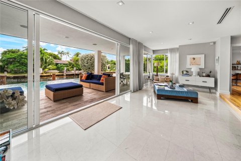 House in Miami Shores, Florida 4 bedrooms, 394.56 sq.m. № 1945175 - photo 24
