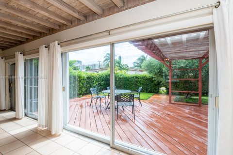 Casa en alquiler en Surfside, Florida, 3 dormitorios, 155.43 m2 № 1973242 - foto 22