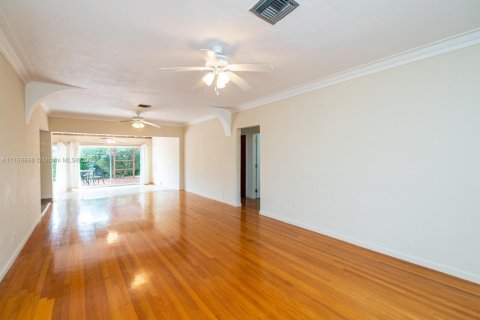 Casa en alquiler en Surfside, Florida, 3 dormitorios, 155.43 m2 № 1973242 - foto 17