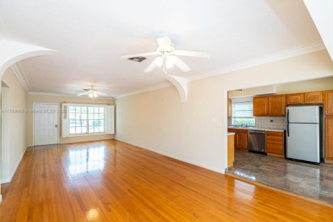 Casa en alquiler en Surfside, Florida, 3 dormitorios, 155.43 m2 № 1973242 - foto 13