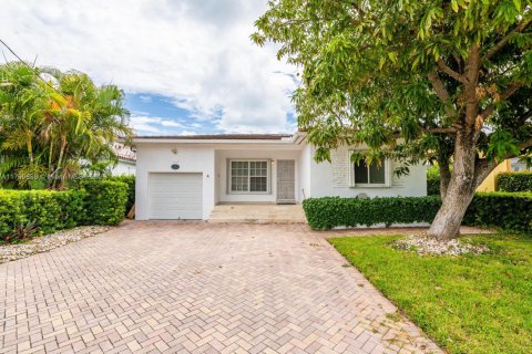 Casa en alquiler en Surfside, Florida, 3 dormitorios, 155.43 m2 № 1973242 - foto 1