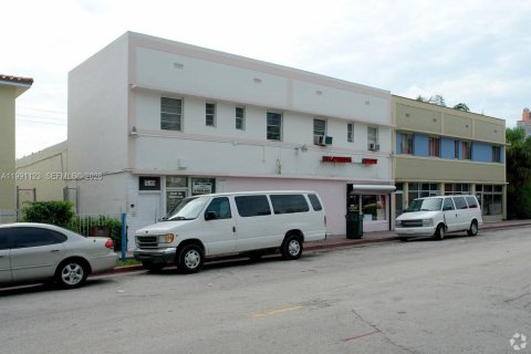Commercial property in Miami Beach, Florida № 2057394