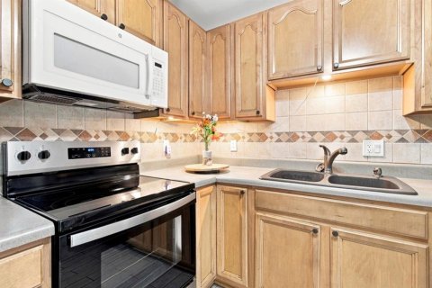 House in Tampa, Florida 3 bedrooms, 124.21 sq.m. № 2308489 - photo 20