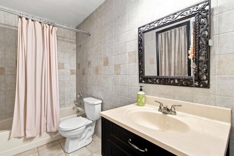 House in Tampa, Florida 3 bedrooms, 124.21 sq.m. № 2308489 - photo 28