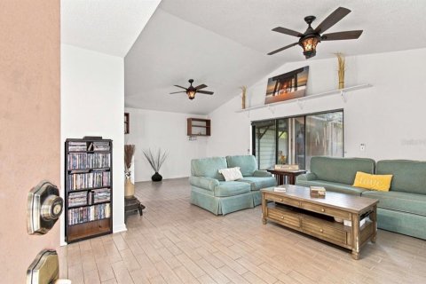 House in Tampa, Florida 3 bedrooms, 124.21 sq.m. № 2308489 - photo 2