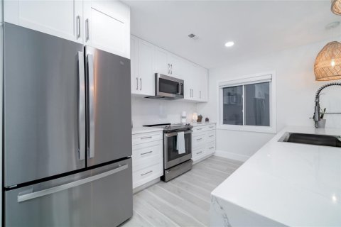 Condo in Indian Rocks Beach, Florida, 2 bedrooms № 2118600 - photo 10