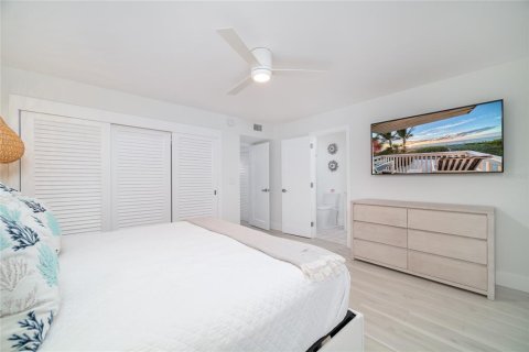 Condo in Indian Rocks Beach, Florida, 2 bedrooms № 2118600 - photo 16