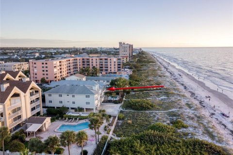 Condo in Indian Rocks Beach, Florida, 2 bedrooms № 2118600 - photo 18