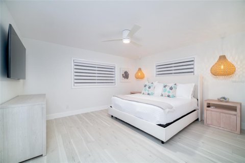 Condo in Indian Rocks Beach, Florida, 2 bedrooms № 2118600 - photo 14