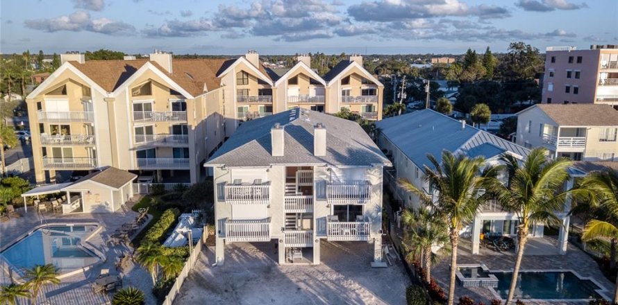 Condo in Indian Rocks Beach, Florida, 2 bedrooms № 2118600
