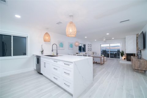 Condo in Indian Rocks Beach, Florida, 2 bedrooms № 2118600 - photo 11