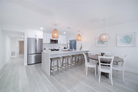 Condo in Indian Rocks Beach, Florida, 2 bedrooms № 2118600 - photo 7