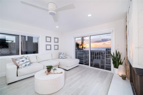 Condo in Indian Rocks Beach, Florida, 2 bedrooms № 2118600 - photo 6